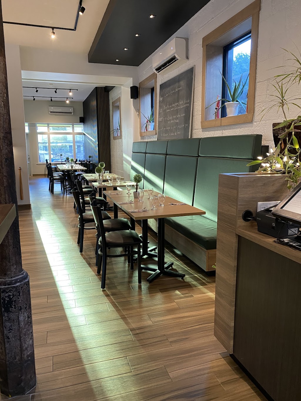 Bistro sans frontière | 409 Bd Marie Victorin, Kingsey Falls, QC J0A 1B0, Canada | Phone: (819) 363-9400
