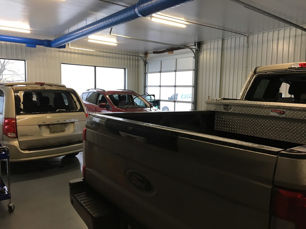 AKERS AUTO GLASS-LINDSAY | 664 Monarch Rd, Lindsay, ON K9V 4R8, Canada | Phone: (705) 324-9554