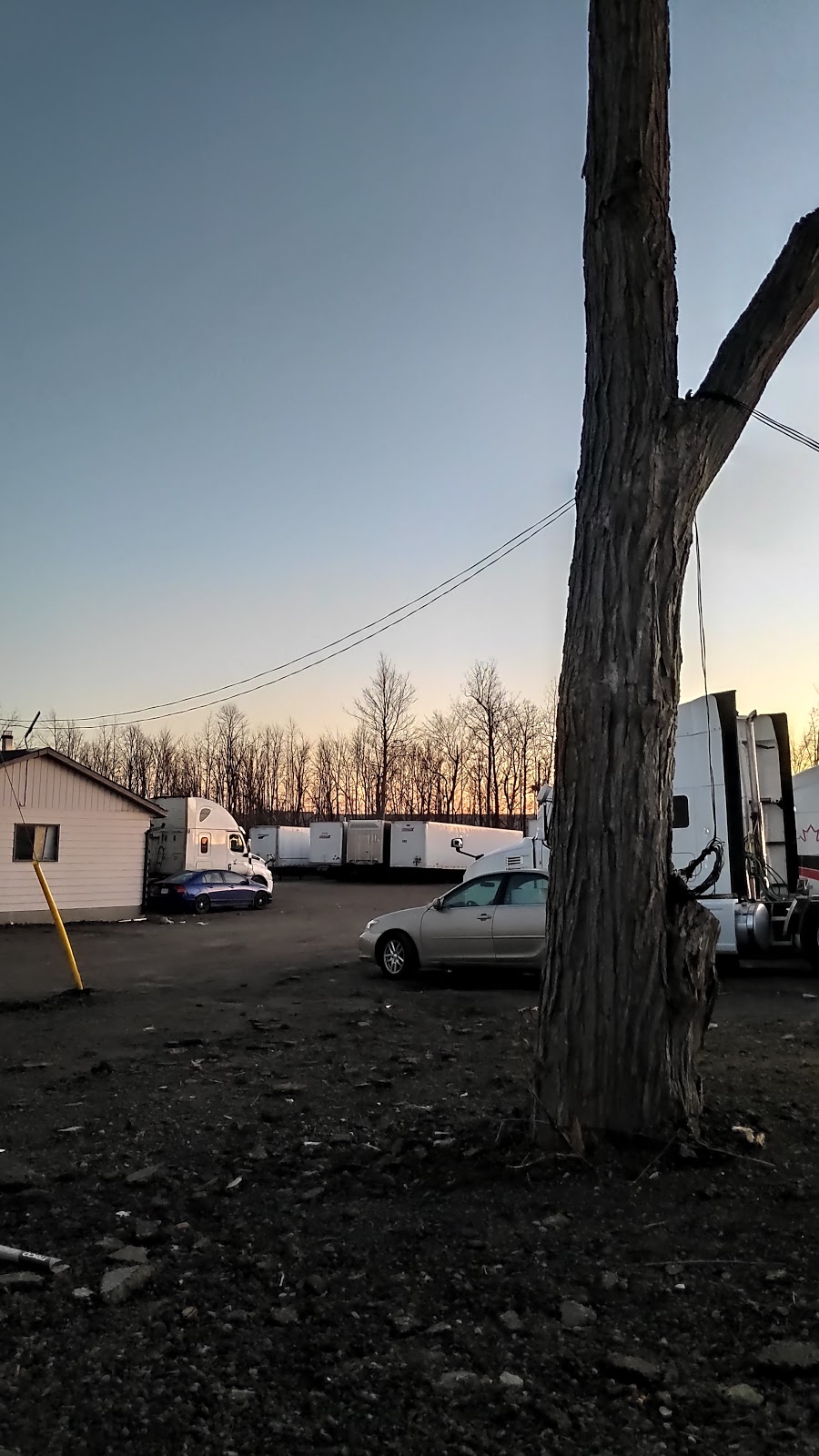 Roadx Express Ltd. | 8116 Esquesing Line, Milton, ON L9T 2X9, Canada | Phone: (888) 907-0634