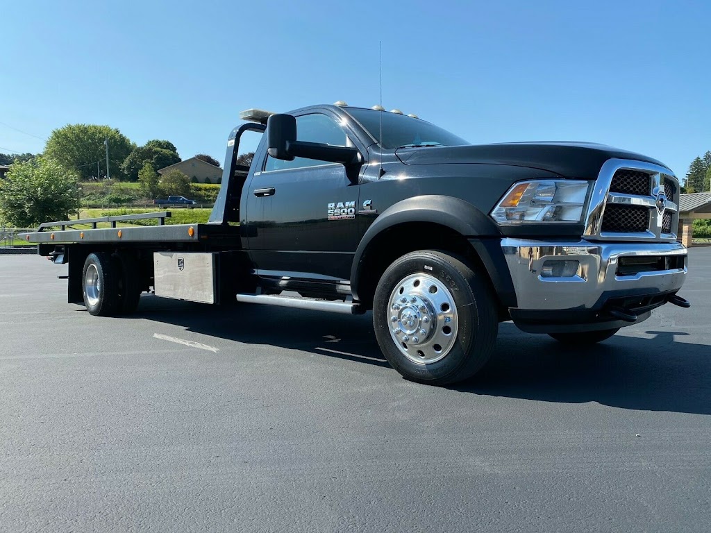 Victoria Towing Service | 3833 Cadboro Bay Rd, Victoria, BC V8N 4G1, Canada | Phone: (778) 403-7442