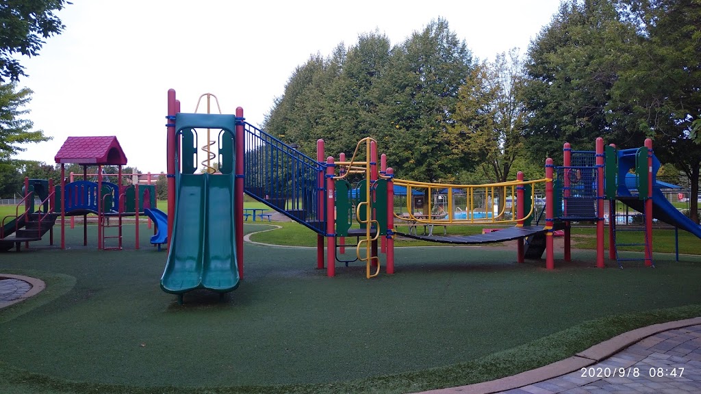 Hampstead Piscine Exterieure | 30 Rue Lyncroft, Hampstead, QC H3X 3E5, Canada | Phone: (514) 369-8266