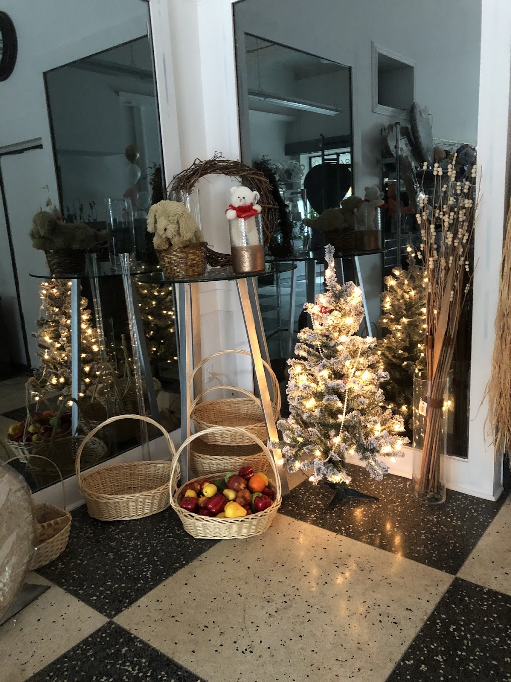 Damask Rose | 2696 Dundas St W, Toronto, ON M6P 1Y2, Canada | Phone: (416) 285-0865