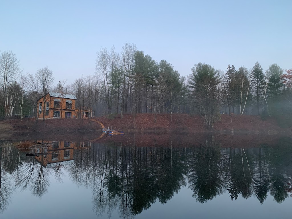 L’étoile et le lac | 32 Ch. Émile-Quesnel, Papineau, QC J0T 1K0, Canada | Phone: (819) 772-1762