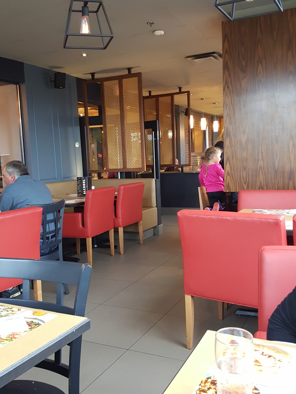 Rôtisserie St-Hubert | 601 Avenue Saint-Charles, Vaudreuil-Dorion, QC J7V 8G4, Canada | Phone: (514) 385-5555