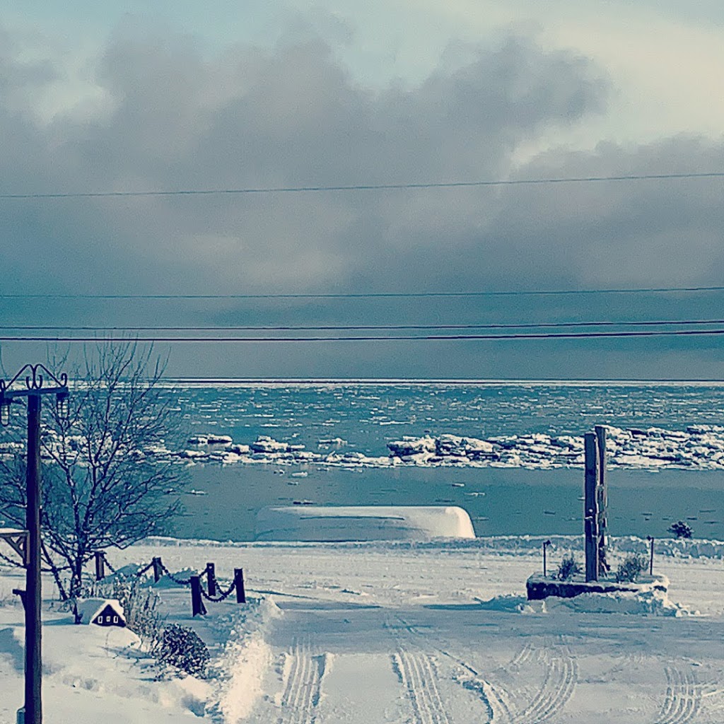 Hôtel du Capitaine | 3031 Chemin des Coudriers, La Baleine, QC G0A 2A0, Canada | Phone: (888) 520-2242