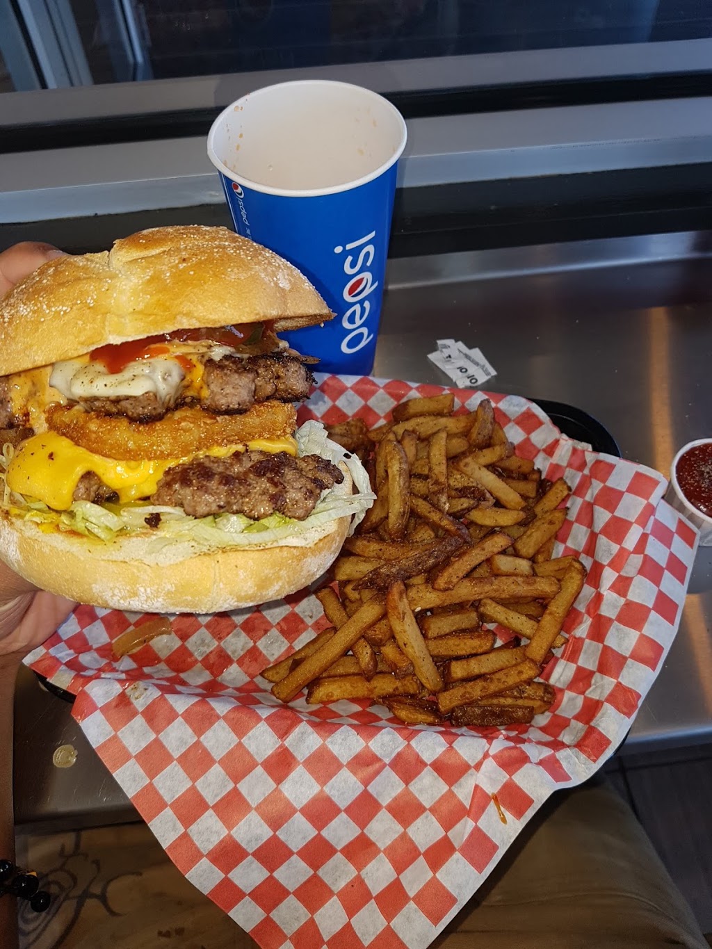 Charger Gourmet Burger & poutine | 392 Pleasant St, Dartmouth, NS B2Y 3S5, Canada | Phone: (902) 469-6749
