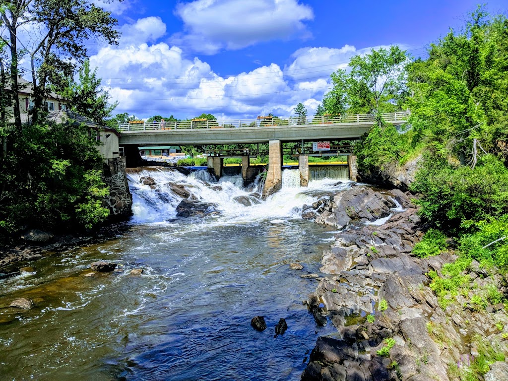 Bracebridge Visitor Info Ctr | 1 Manitoba St, Bracebridge, ON P1L 1S4, Canada | Phone: (705) 645-8121