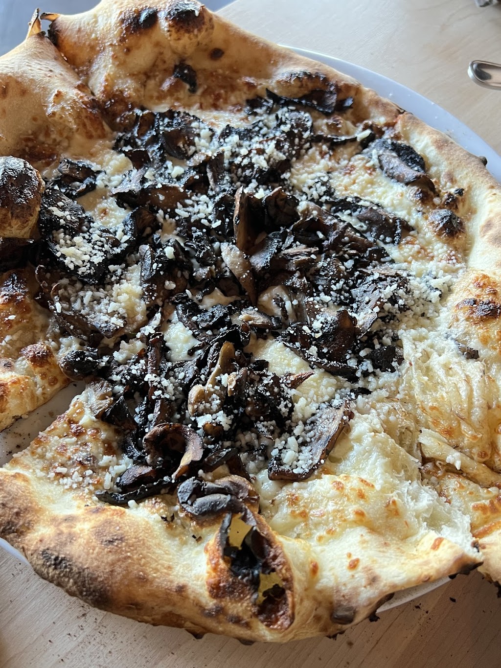 Pizzéria Lupi | 1985 Chem. du Village, Saint-Adolphe-dHoward, QC J0T 2B0, Canada | Phone: (819) 714-0214