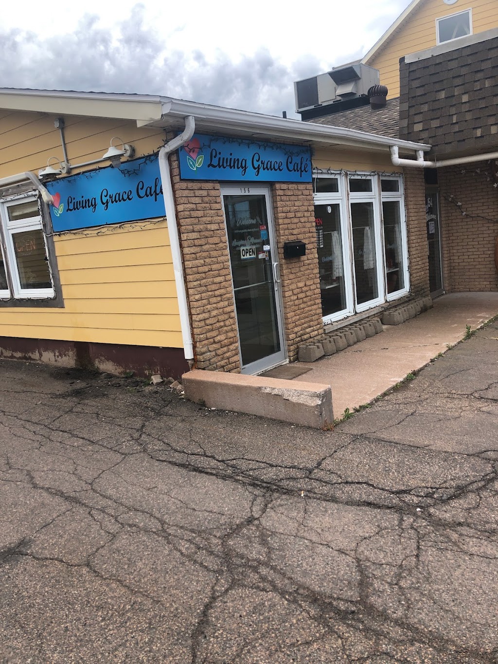 Living Grace Café | 156 Belvedere Ave, Charlottetown, PE C1A 2Z1, Canada | Phone: (902) 368-8010
