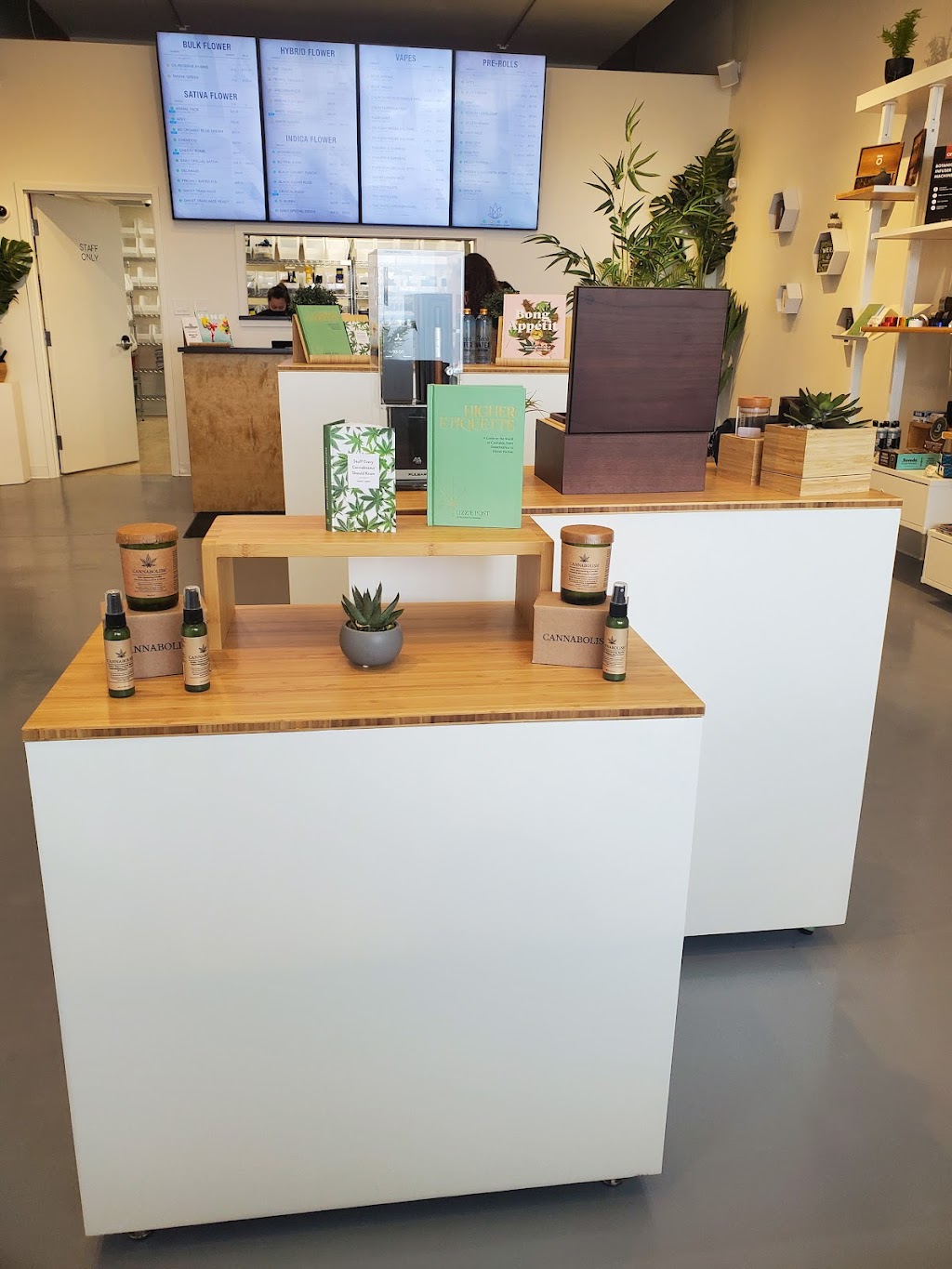 Crossroads Cannabis Hanover | 880 10th St #105, Hanover, ON N4N 1S3, Canada | Phone: (519) 506-4420
