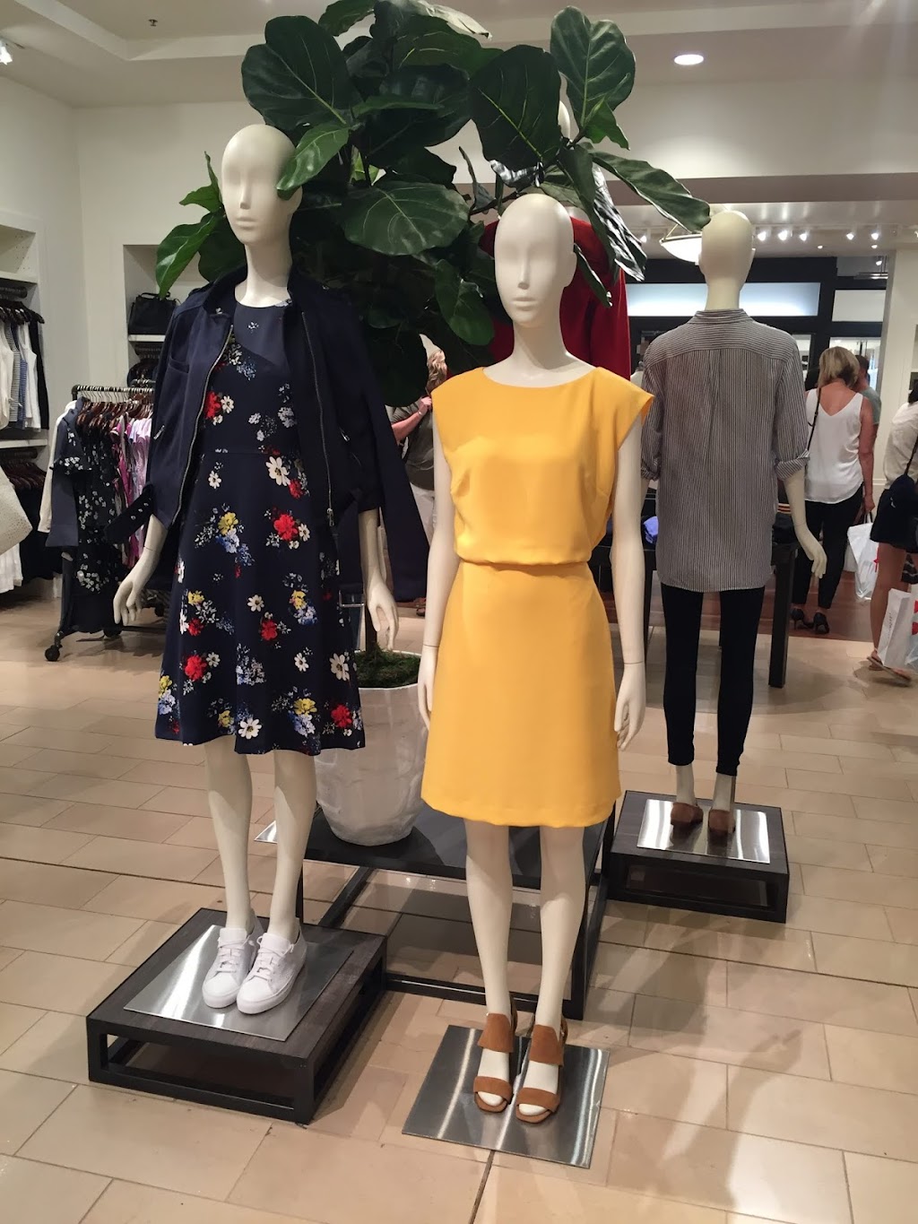 Banana Republic | 701 West Georgia Street D-62, D-63, D-64, Vancouver, BC V7Y 1A1, Canada | Phone: (604) 688-1630
