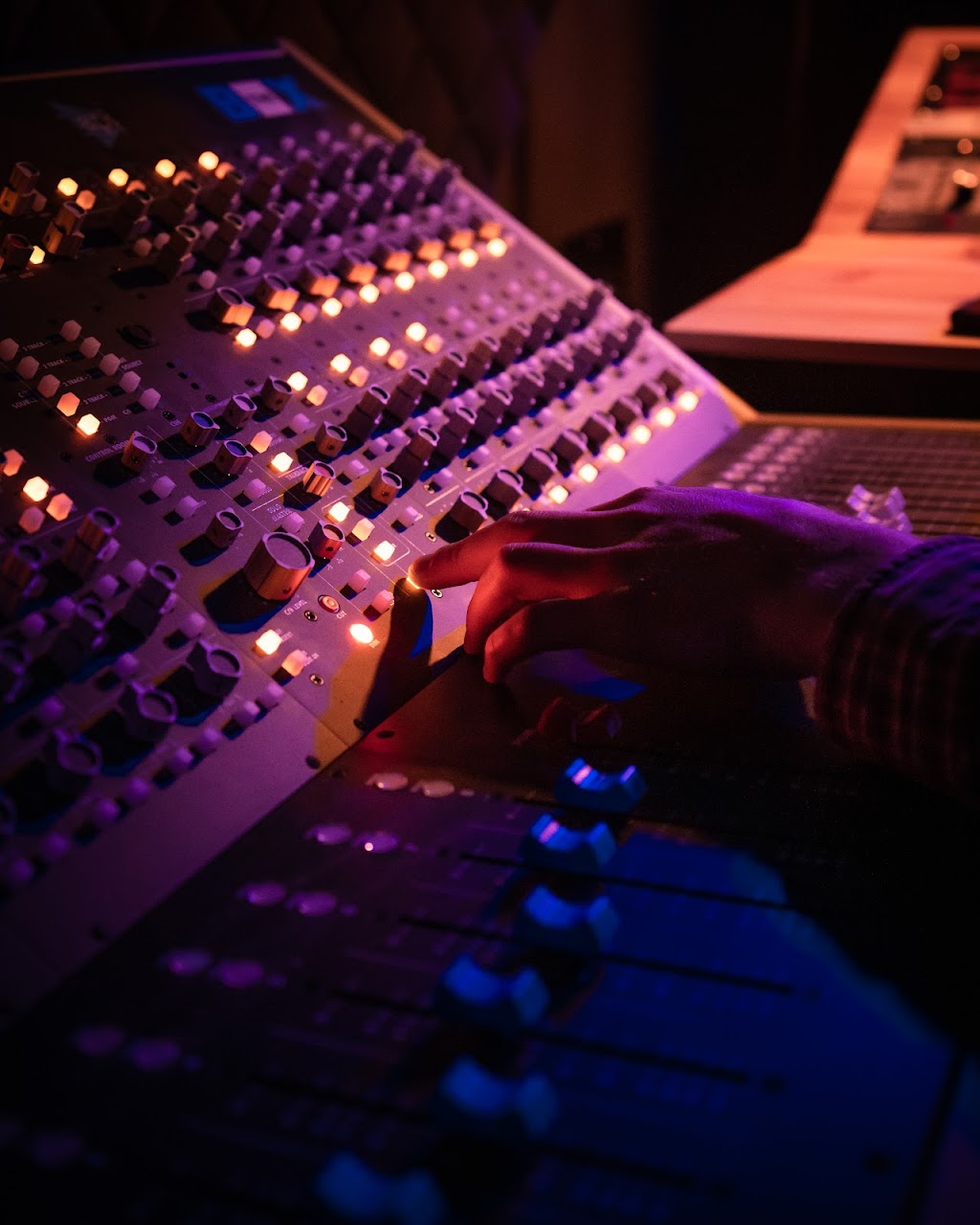 Aurum Waves Studio | 426 Caledonia Rd, Moncton, NB E1H 2E7, Canada | Phone: (506) 232-3300