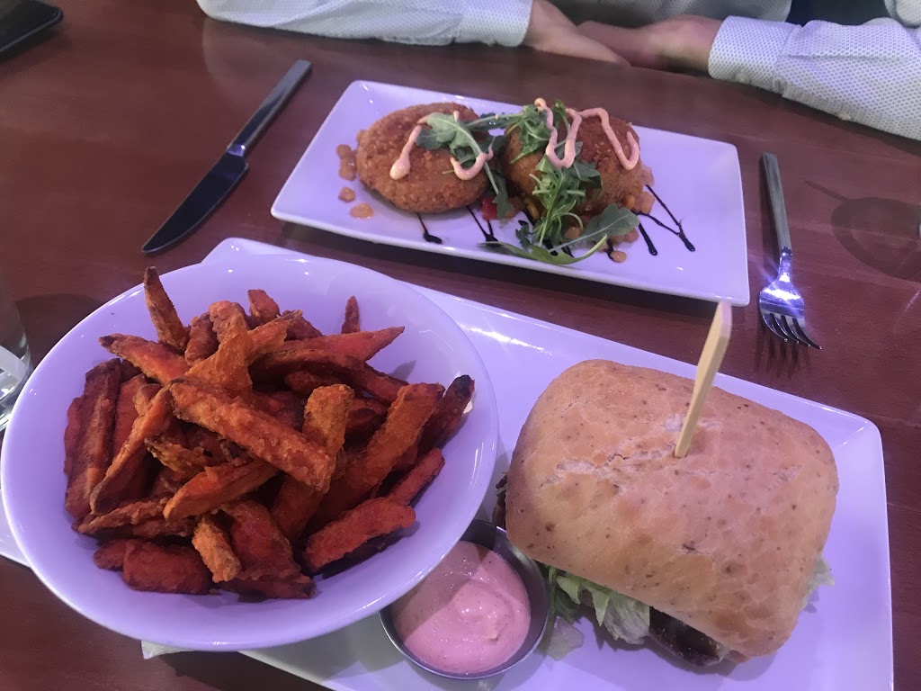 Bâton Rouge Steakhouse & Bar | 336 Bayfield St, Barrie, ON L4M 3B9, Canada | Phone: (705) 726-7171