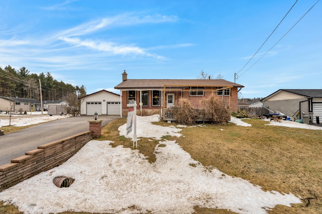 Innisfil Real Estate Agent - Carrie Noonan, RE/MAX | 2095 Thompson St, Innisfil, ON L9S 1T1, Canada | Phone: (705) 706-7890