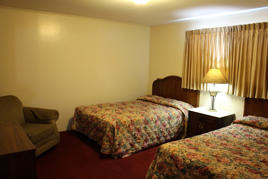 Sauble Lodge Motor Inn | 213 2nd Ave N, Sauble Beach, ON N0H 2G0, Canada | Phone: (519) 422-1040