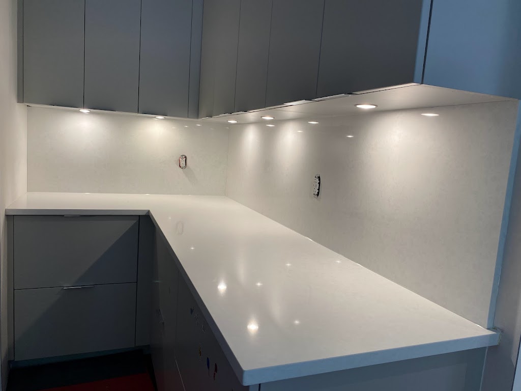 ENTREPÔT | Les Comptoirs Casa & Granite Inc. | 5673 Av. Royalmount, Mont-Royal, QC H4P 2P9, Canada | Phone: (514) 733-2272