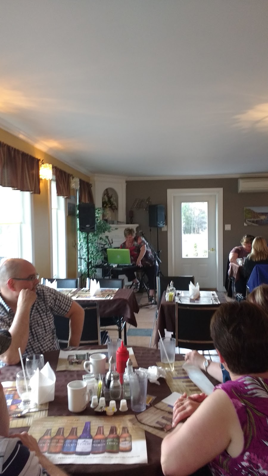 Browns Restaurant | 445 Trinity Rd South 80, Whiteway, NL A0B 3L0, Canada | Phone: (709) 588-7829