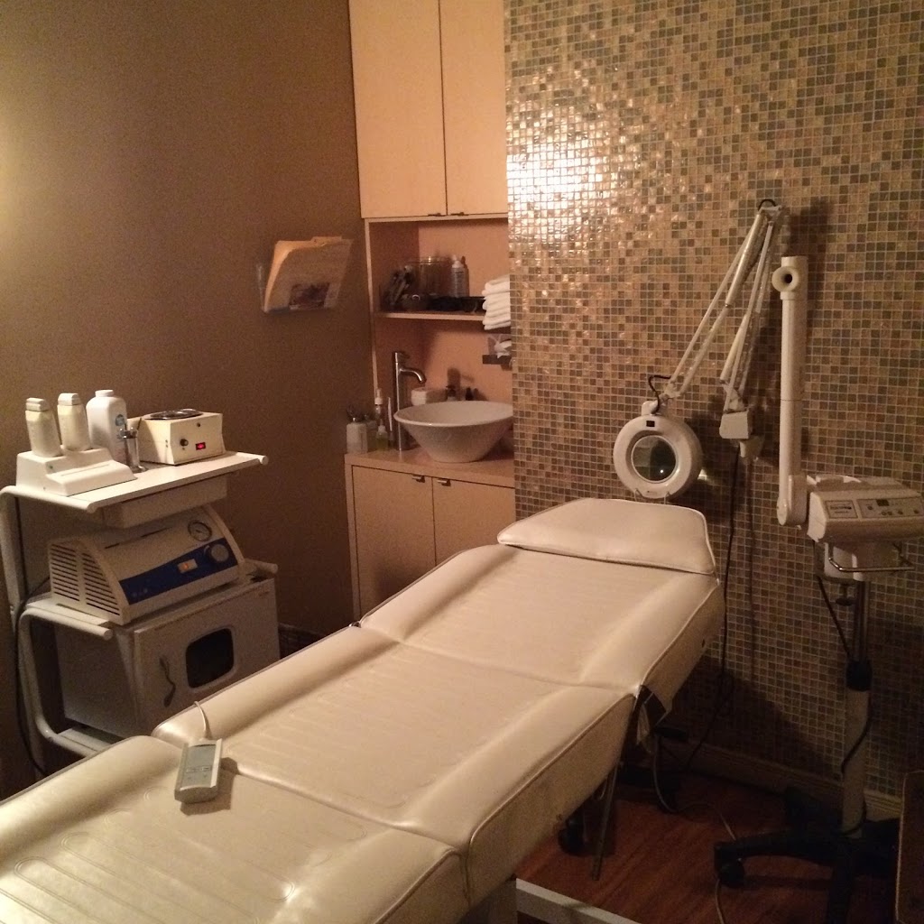 The Wild Strawberry Salon | 9301 Bathurst St, Richmond Hill, ON L4C 9S2, Canada | Phone: (905) 737-7773