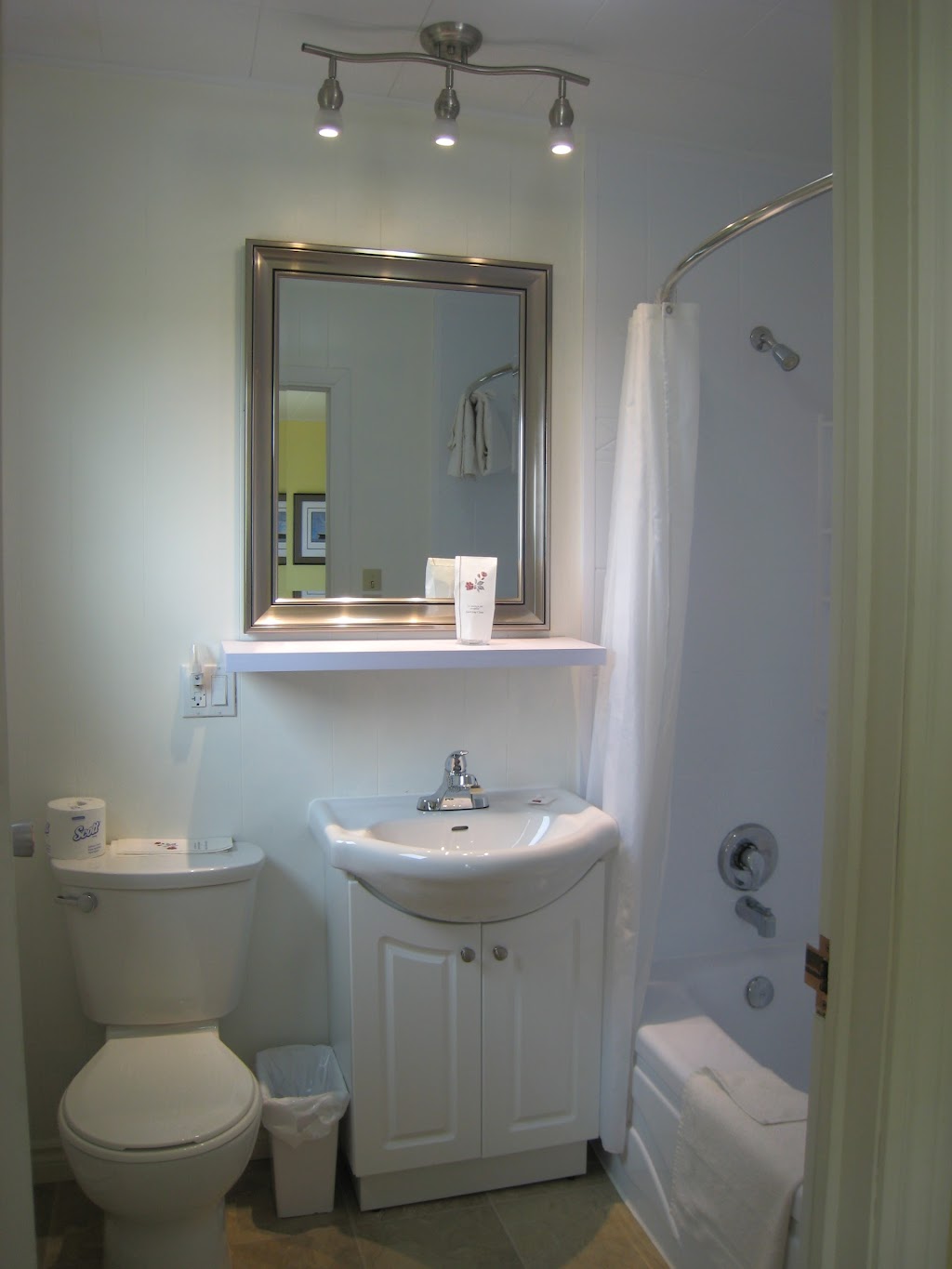 Motel Cap Blanc | 300 Av. Morel, Kamouraska, QC G0L 1M0, Canada | Phone: (418) 492-2919