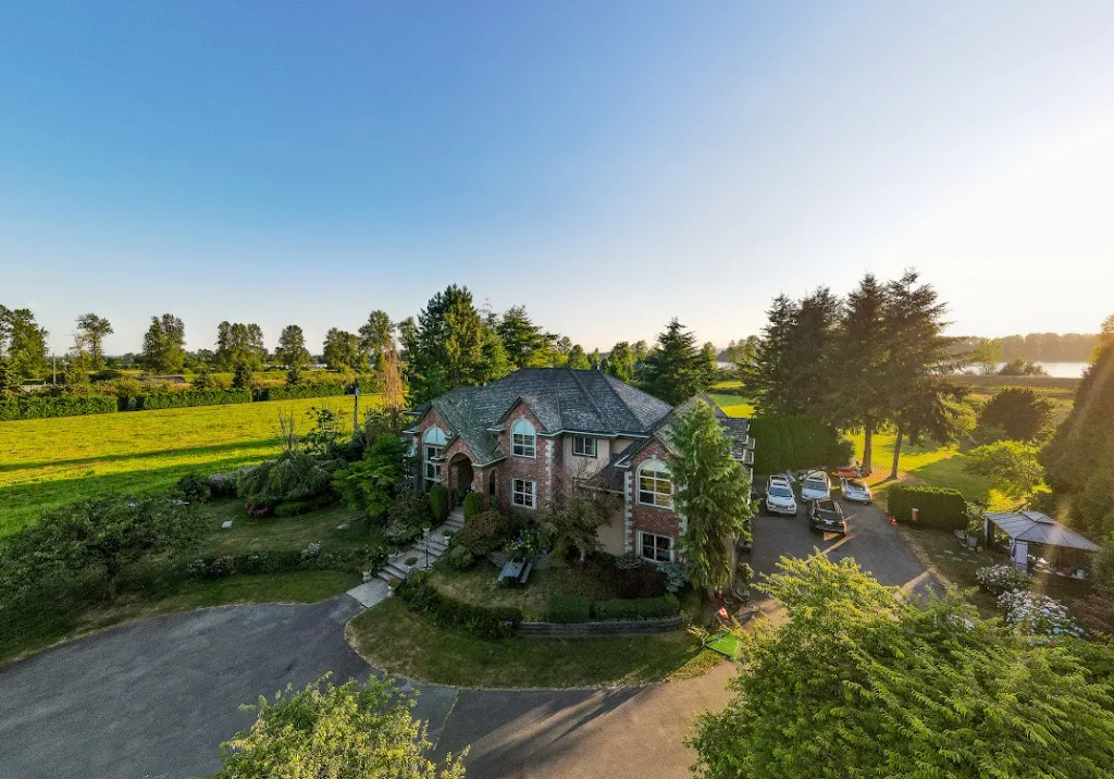 Dainty Holiday (堂庭假日） | 14567 Charlier Rd, Pitt Meadows, BC V3Y 2T8, Canada | Phone: (778) 889-7699