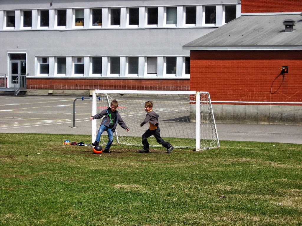 École Carillon | 43 Rue de Carillon, Sherbrooke, QC J1J 2K9, Canada | Phone: (819) 822-5682