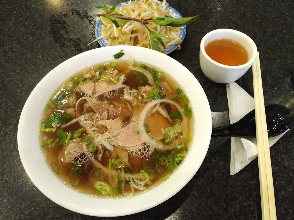 Pho Big Bowl | 2655 Liruma Rd, Mississauga, ON L5K 1Y8, Canada | Phone: (905) 855-8829