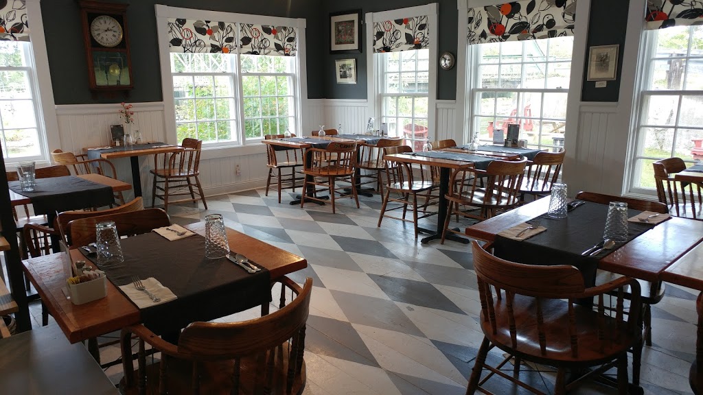 Riverbank General Store and Cafe | 8 Medway River Rd, Mill Village, NS B0J 2H0, Canada | Phone: (902) 677-2013