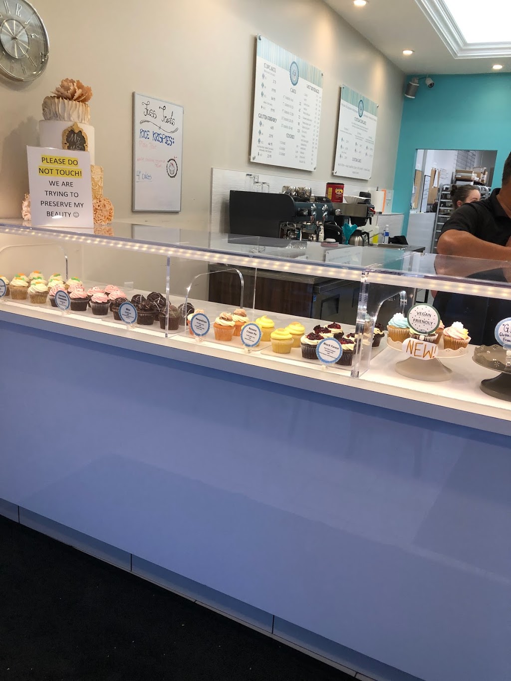Fuss Cupcakes | 2339 Rabbit Hill Rd NW, Edmonton, AB T6R 3L6, Canada | Phone: (780) 435-5333