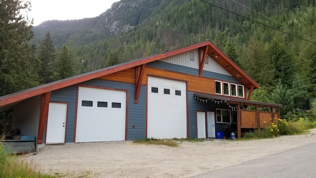 Boulder Mountain Hideaway | 3297 Back Rd, Revelstoke, BC V0E 2S0, Canada | Phone: (250) 814-7471