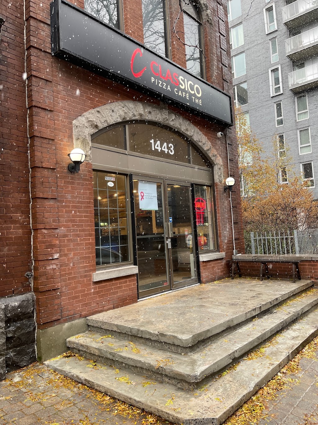 Classico Pizza Café Thé | 1443 Rue Lambert Closse, Montréal, QC H3H 1Z5, Canada | Phone: (514) 961-5307