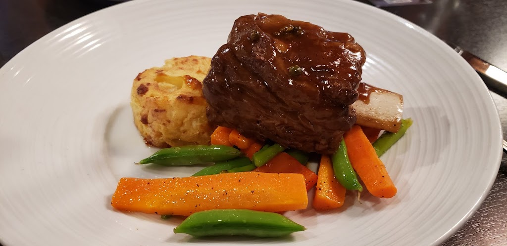Explorers Lounge | 210 Village Rd, Lake Louise, AB T0L 1E0, Canada | Phone: (403) 522-3791