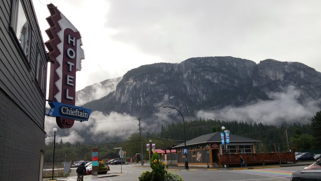 Crash Hotel Squamish | 38005 Cleveland Ave, Squamish, BC V8B 0C3, Canada | Phone: (604) 815-3403
