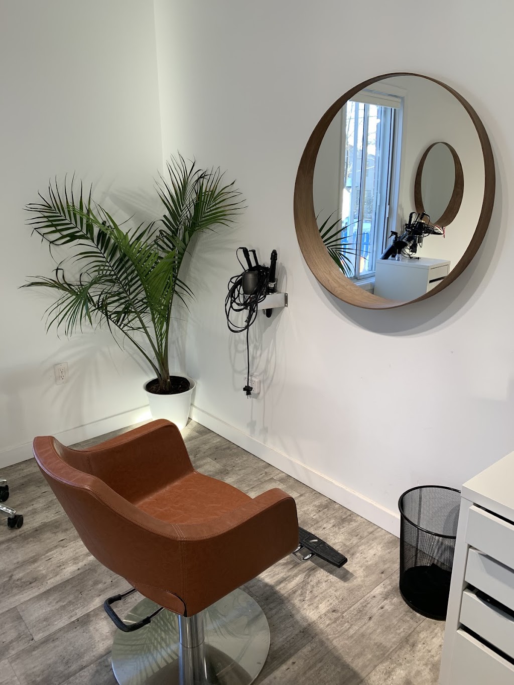 Le 557 Studio de Coiffure | 557 Chem. du Bord-du-Lac-Lakeshore, Dorval, QC H9S 2B4, Canada | Phone: (514) 300-7557