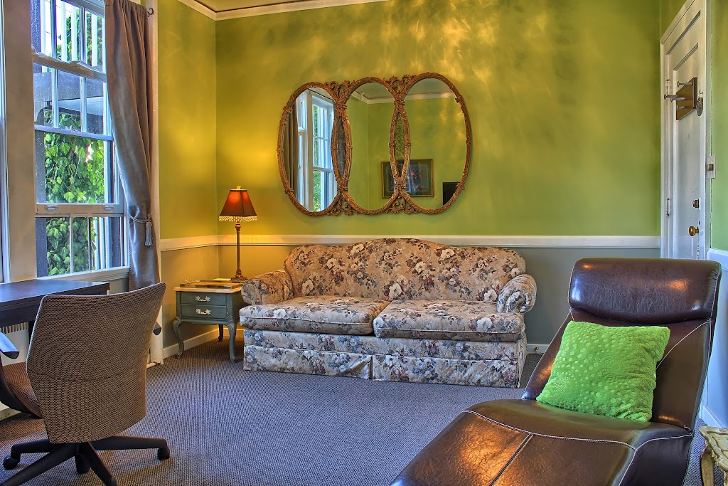 The Old Courthouse Inn | 6243 Walnut St, Powell River, BC V8A 4K4, Canada | Phone: (877) 483-4777