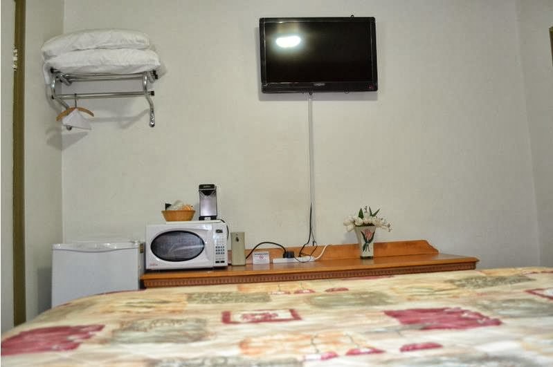 Maples Motel | 107 Neywash St, Orillia, ON L3V 1X6, Canada | Phone: (705) 326-3561