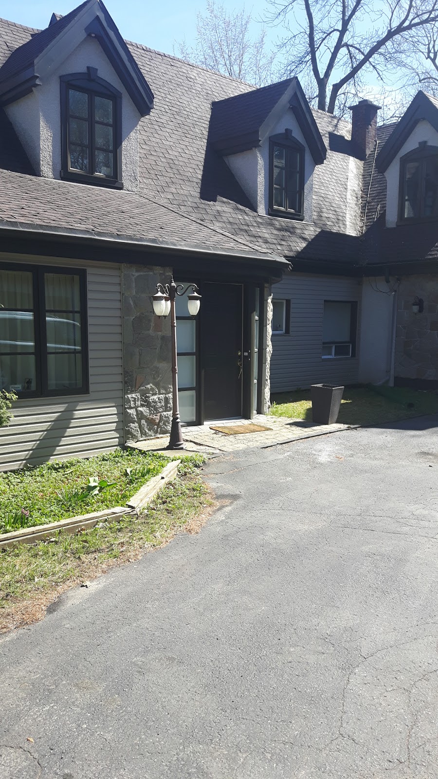 Aux Berges de lIle Garth | 4 49e Avenue, Bois-des-Filion, QC J6Z 2N1, Canada | Phone: (450) 621-0891