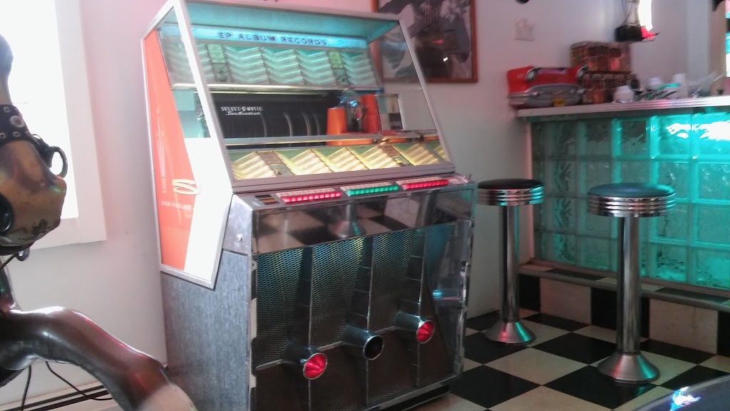 Super Freeze Drive In | 6865 Erie Rd, Derby, NY 14047, USA | Phone: (716) 947-5557