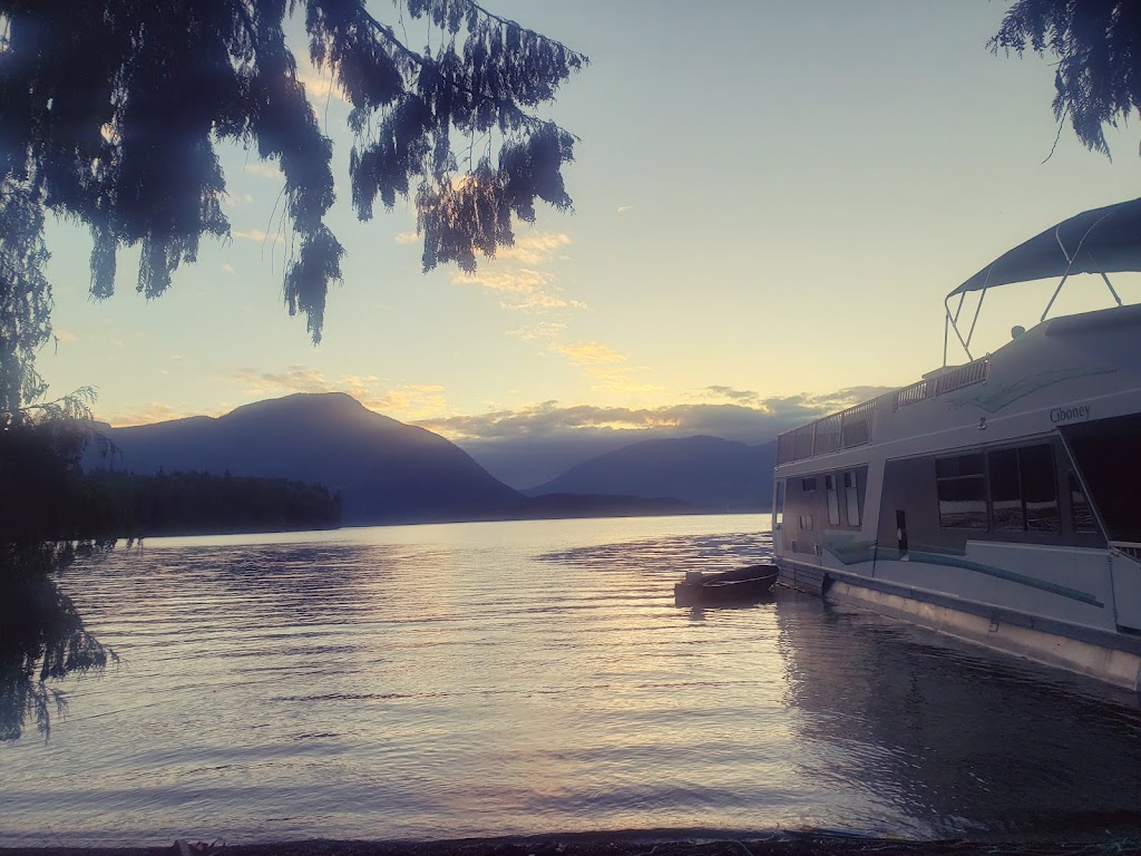 Fish and Duck Houseboats & Boat Rentals | 8571 Bothwell Rd, Port Alberni, BC V9Y 9B6, Canada | Phone: (226) 227-9384