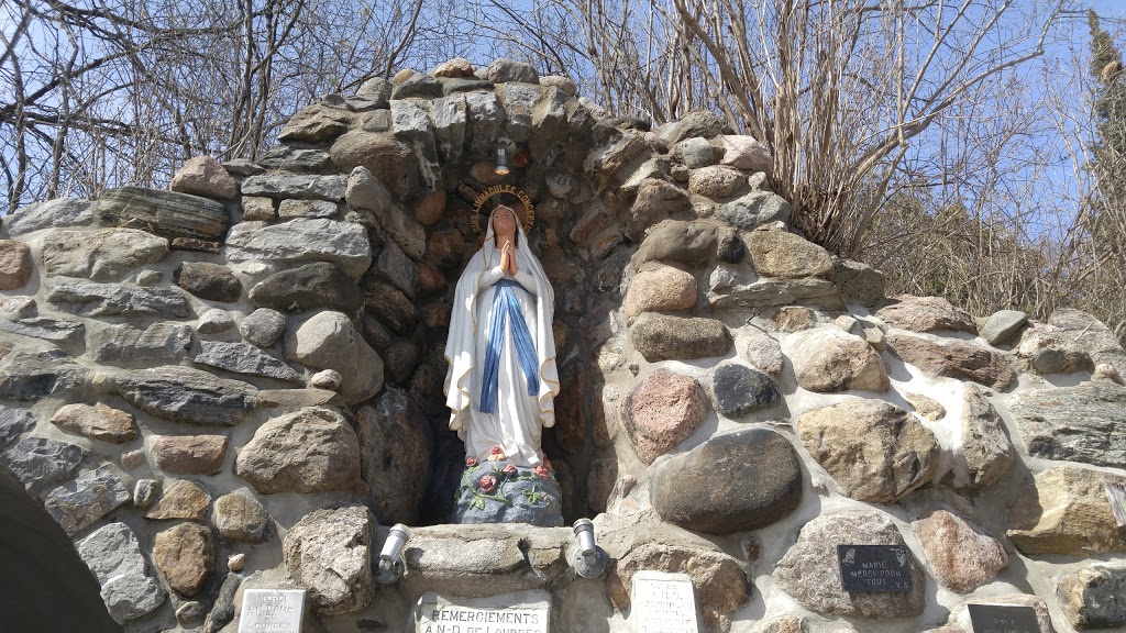 Grotte Notre Dame De Lourdes | 391 Montfort St, Vanier, ON K1L 8G8, Canada | Phone: (613) 745-4516