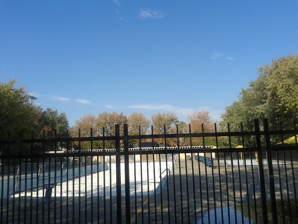 Parc Sir-Wilfrid-Laurier swimming pool | 5200 Rue de Brébeuf, Montréal, QC H2J 3L8, Canada | Phone: (514) 872-4050