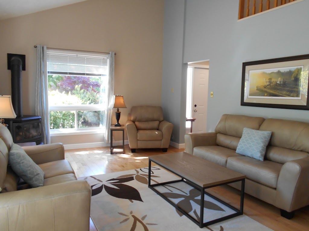 Modern Lake House | 210 Bay St, Southampton, ON N0H 2L0, Canada | Phone: (519) 832-2444