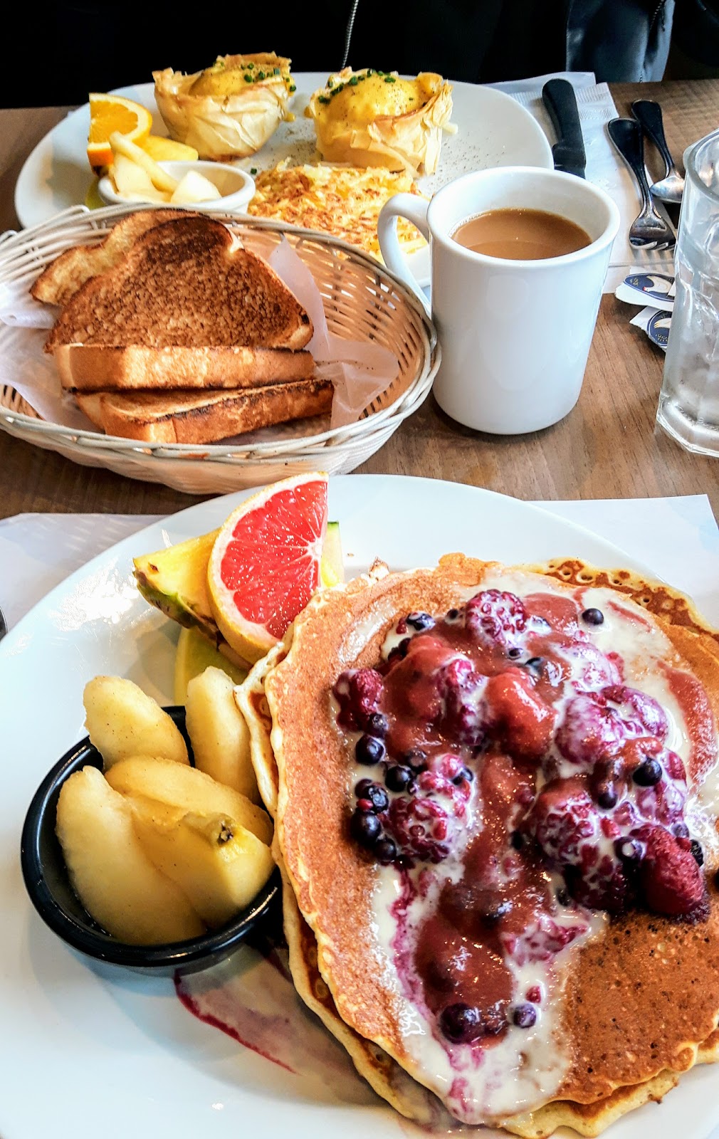 La Grand-Mère Poule | 2500 Rue Beaubien E, Montréal, QC H1Y 1G2, Canada | Phone: (514) 725-4419