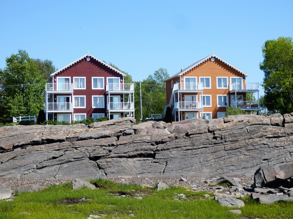 LOie Blanche Sur Mer | 495 Chemin des Pionniers E, LIslet, QC G0R 2B0, Canada | Phone: (514) 507-6822