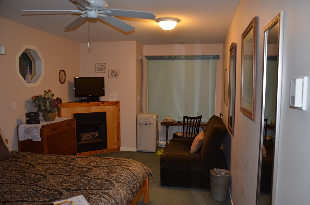 Cedar Wood Lodge Bed & Breakfast Inn & Conference Center | 5895 River Rd, Port Alberni, BC V9Y 6Z5, Canada | Phone: (250) 724-6800