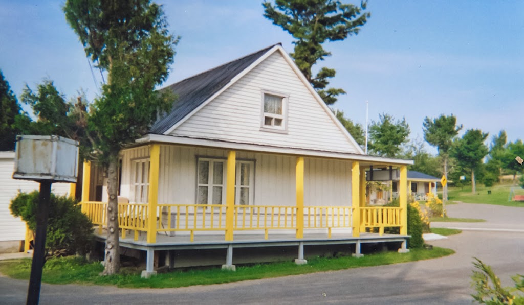 Motel Chalet A Dufour Enr | 414 Chemin de la Baleine RR 1, La Baleine, QC G0A 2A0, Canada | Phone: (418) 438-2314