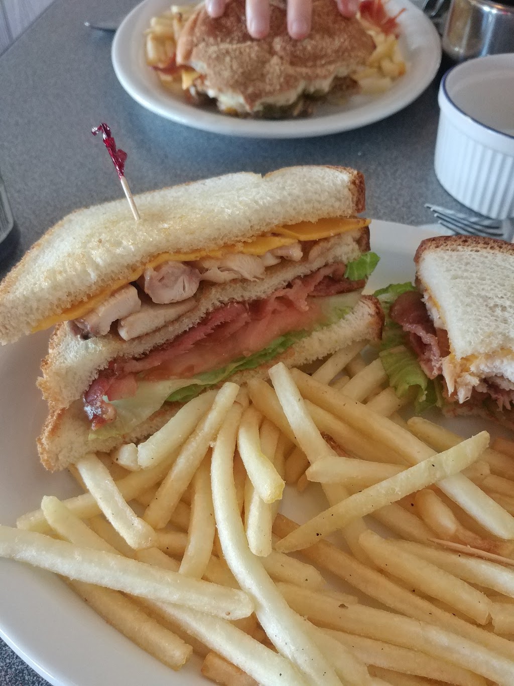 Rivers Edge Restaurant | 4015 River Rd, Niagara Falls, ON L2E 3E4, Canada | Phone: (905) 357-0213
