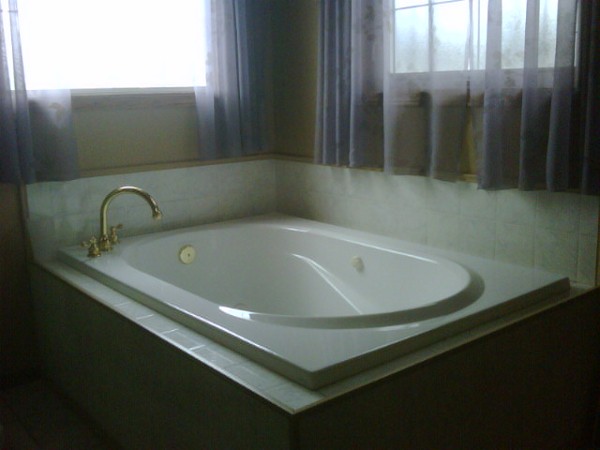 Bathtub Makeover | 144 Pine Dr, Stoney Creek, ON L8G 3B7, Canada | Phone: (905) 541-9232