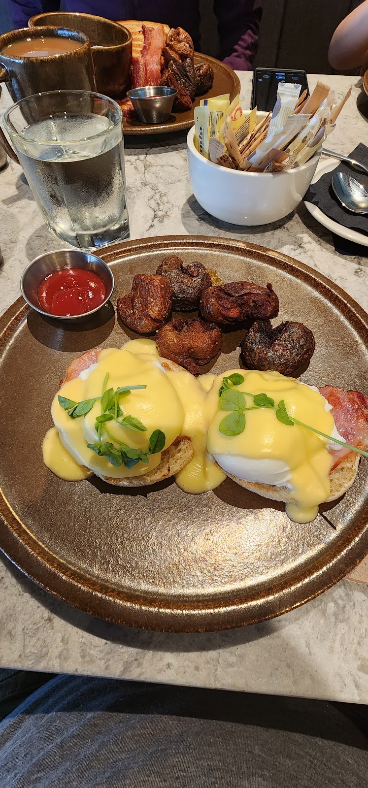 Tavern on the Green | 35997 McKee Rd, Abbotsford, BC V3G 2L6, Canada | Phone: (604) 744-0080