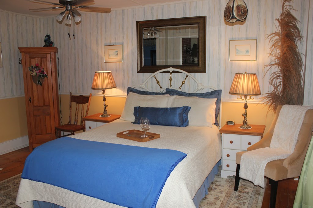 Domaine Les Boisés Lee Farm (B&B)(Circa1810) | 20 Boulevard Notre-Dame O, Stanstead, QC J0B 3E2, Canada | Phone: (819) 876-5115