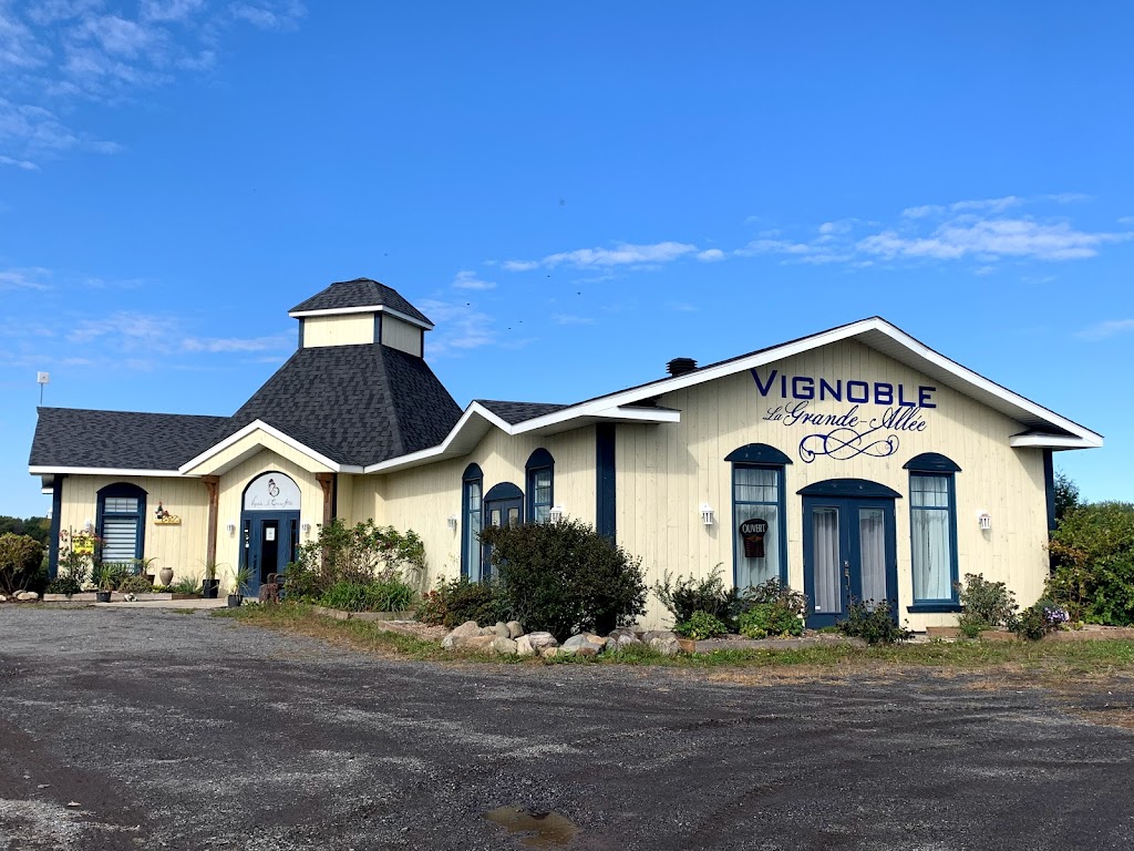 Vignoble La Grande Allée | 812 Chem. Pion, Mont-Saint-Hilaire, QC J3G 4S6, Canada | Phone: (450) 446-6820
